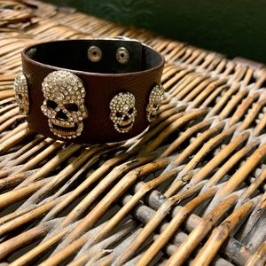 Thick leather SKULL cuff.